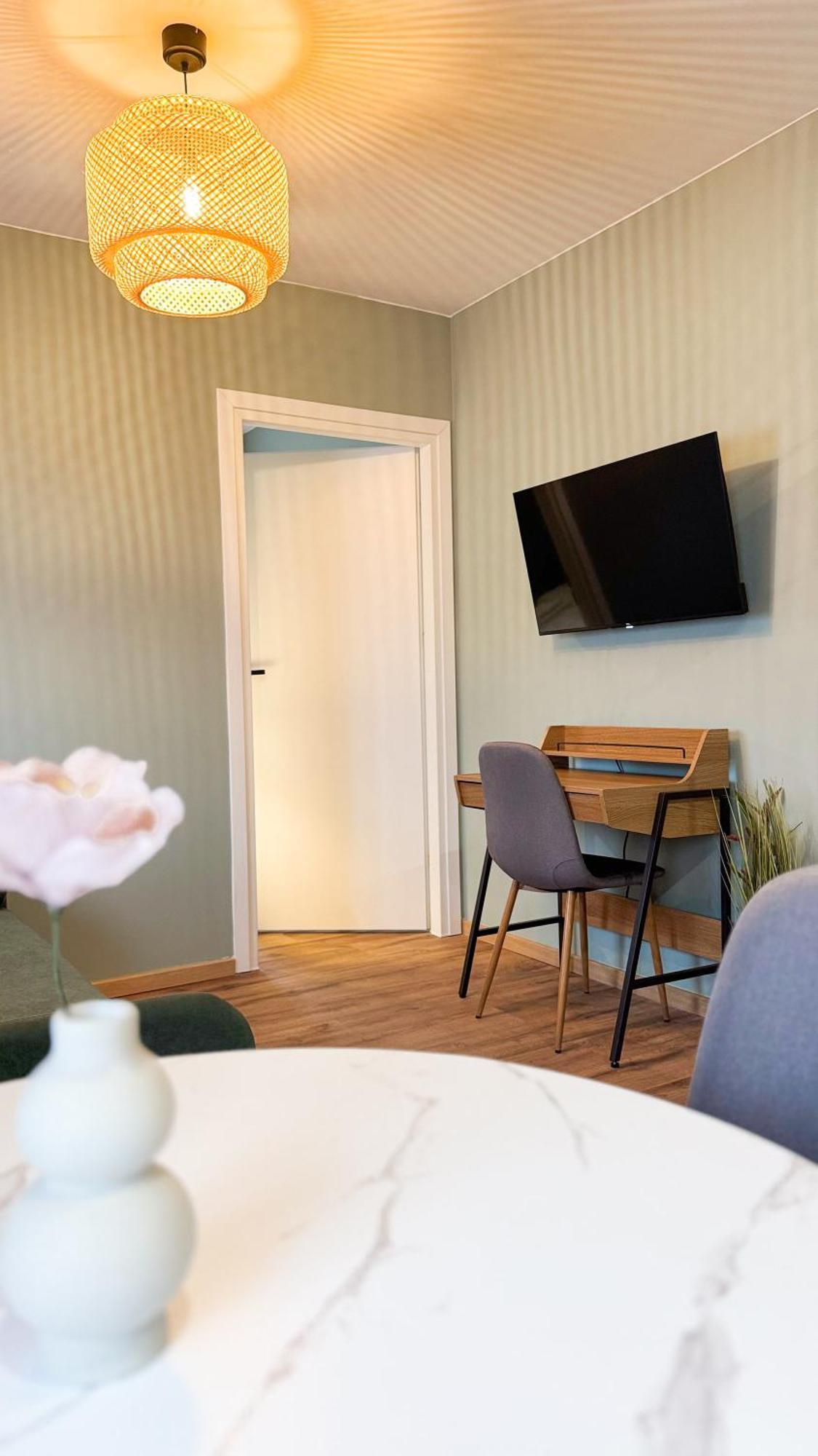 Raspberry With Balcony #self Check-in Apartment