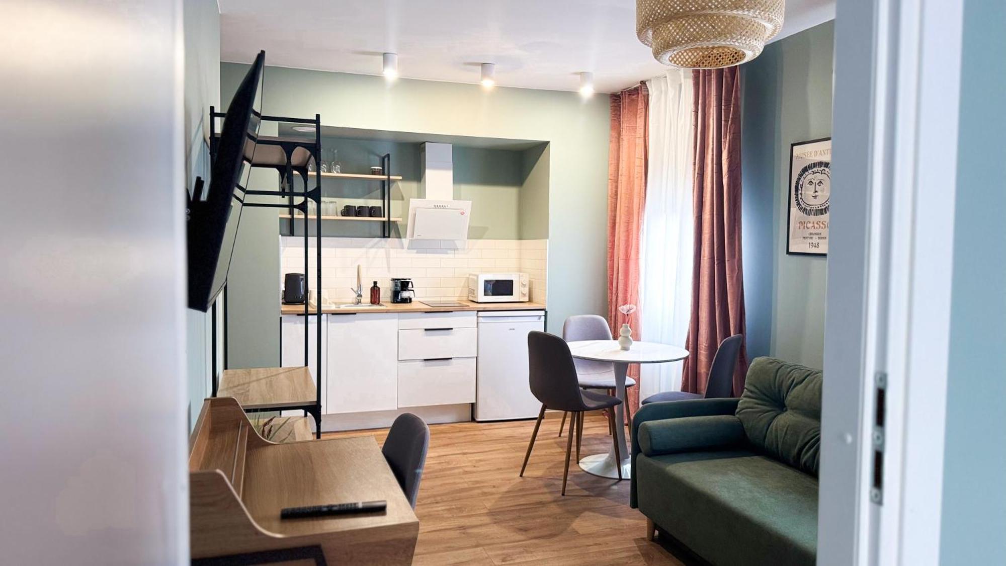 Raspberry With Balcony #self Check-in Apartment